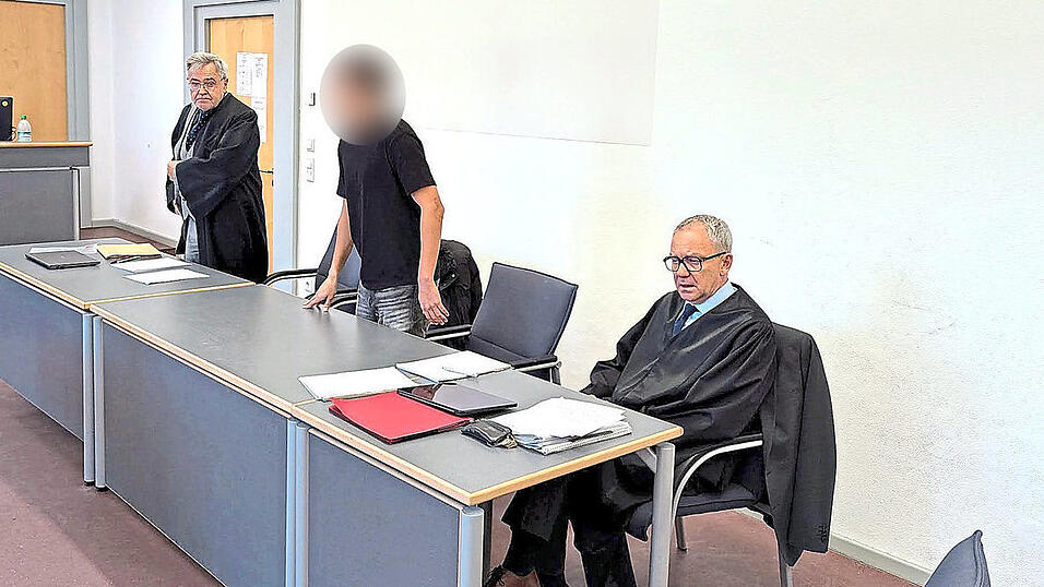 Der 21-jährige Angeklagte will die krankhafte On-Off-Beziehung zu seiner Ex-Freundin hinter sich lassen, eine Therapie machen und ein neues Leben anfangen, versicherte er am Montag. Verteidigt wird er von Maximilian Keser (links) und Peter Hofmann. Der 21-jährige Angeklagte will die krankhafte On-Off-Beziehung zu seiner Ex-Freundin hinter sich lassen, eine Therapie machen und ein neues Leben anfangen, versicherte er am Montag. Verteidigt wird er von Maximilian Keser (links) und Peter Hofmann.