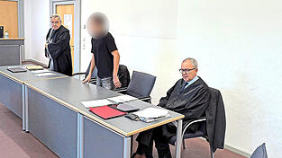 Der 21-jährige Angeklagte will die krankhafte On-Off-Beziehung zu seiner Ex-Freundin hinter sich lassen, eine Therapie machen und ein neues Leben anfangen, versicherte er am Montag. Verteidigt wird er von Maximilian Keser (links) und Peter Hofmann.