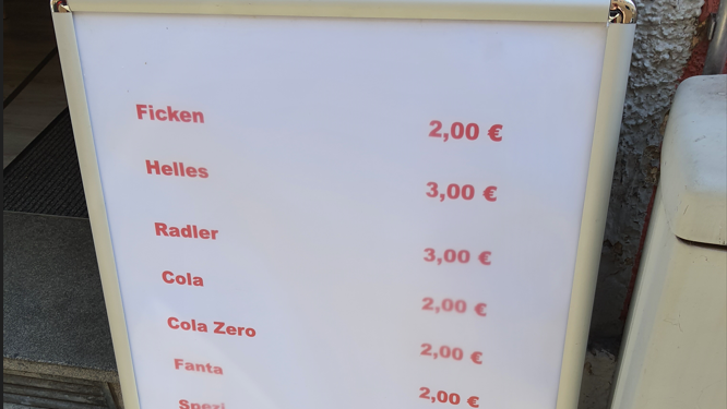 Der erste Posten auf diesem Schild vor einer Straubinger Taxizentrale in der Innenstadt hat&nbsp;nichts mit Verkehr zu tun.&nbsp;(tie)