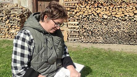 Künstlerin Pam Plötz malt Bauernhäuser, Landschaftsbilder und Menschen.