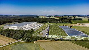 Die Animation veranschaulicht aus der Vogelperspektive den geplanten Wirtschaftspark an der A 93 bei Stocka: Links das Amazon-Logistikzentrum, rechts das von Panattoni. Von heute bis Mittwoch ber&auml;t der Marktrat von Rohr in drei Sitzungen &uuml;ber das umfangreiche Bauleitverfahren. Die B&uuml;rgerinitiative setzt darauf, dass die Kommunalpolitiker das Projekt ablehnen.