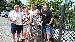 Bei der Gratulation zur goldenen Hochzeit: 2. B&uuml;rgermeister Hans W&uuml;hr, Enkel Philipp Gruber, Tochter Daniela Gruber, das Jubelpaar Adrian und Ana Ivan und Sohn Adrian Ivan (v.l.).