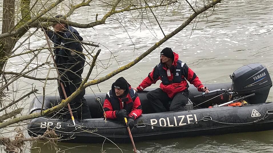 Mit zwei Booten sucht die Polizei am Donnerstag, 23. März, das südliche Donauufer in Regensburg ab. Seit Sonntag wird die 20-jährige Studentin Malina Klaar in der Domstadt vermisst. Mit zwei Booten sucht die Polizei am Donnerstag, 23. März, das südliche Donauufer in Regensburg ab. Seit Sonntag wird die 20-jährige Studentin Malina Klaar in der Domstadt vermisst.