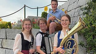 Der Familienpreis, der heuer zum ersten Mal vergeben wird, geht an die Familie Landstorfer: Mutter Regina (Mitte), die T&ouml;chter Franziska (l.) und Maria sowie Sohn Christoph.