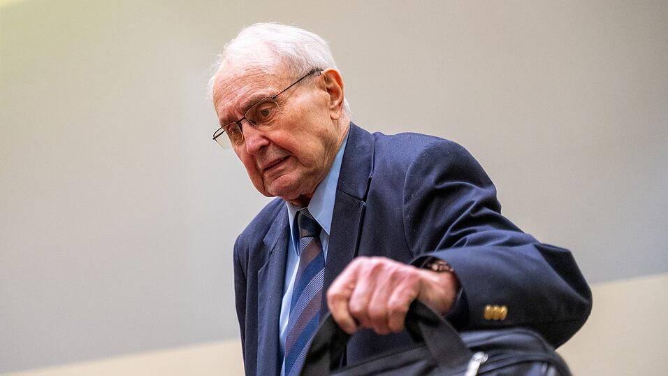 Der ehemalige CSU-Bundestagsabgeordnete Eduard Lintner betonte zuletzt, er halte sein Vorgehen für üblichen Lobbyismus. (Archivbild) Der ehemalige CSU-Bundestagsabgeordnete Eduard Lintner betonte zuletzt, er halte sein Vorgehen für üblichen Lobbyismus. (Archivbild)