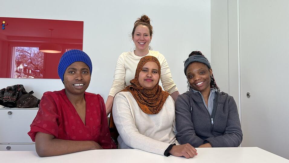 Projektleiterin Sina Klotzb&uuml;cher (im Hintergrund) mit den Multiplikatorinnen Fikiri, Feiza und Blessing (von links).