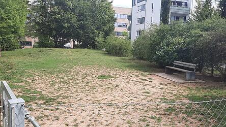 Eine Hundewiese neben einer Siedlung am Brixenpark auf dem Gel&auml;nde der ehemaligen Nibelungenkaserne.