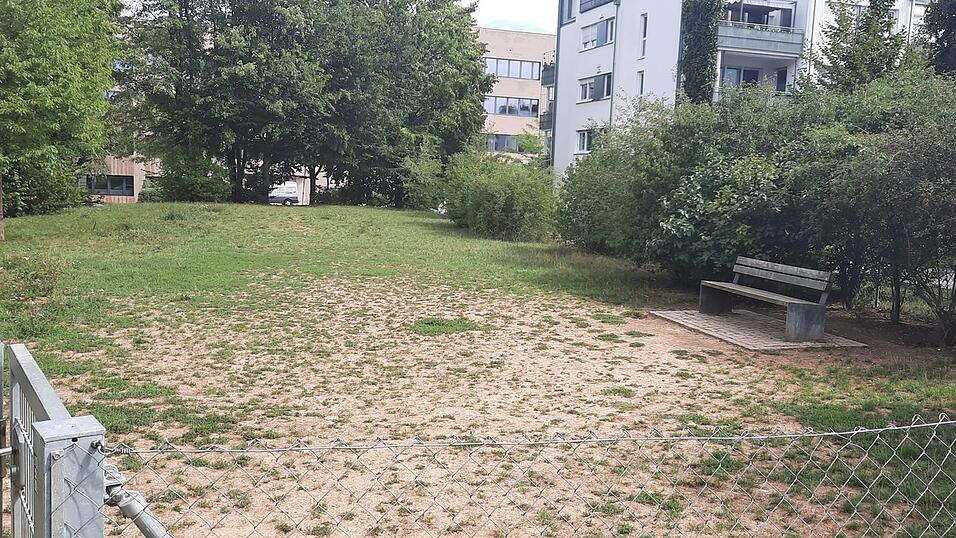 Eine Hundewiese neben einer Siedlung am Brixenpark auf dem Gel&auml;nde der ehemaligen Nibelungenkaserne.