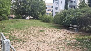 Eine Hundewiese neben einer Siedlung am Brixenpark auf dem Gel&auml;nde der ehemaligen Nibelungenkaserne.