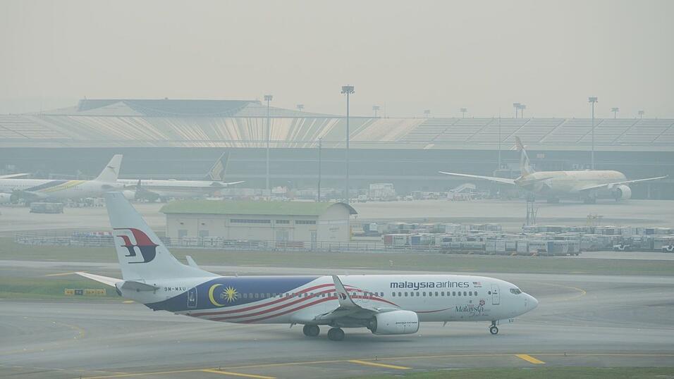 Dichter Smog liegt über dem Flughafen von Kuala Lumpur. Dichter Smog liegt über dem Flughafen von Kuala Lumpur.