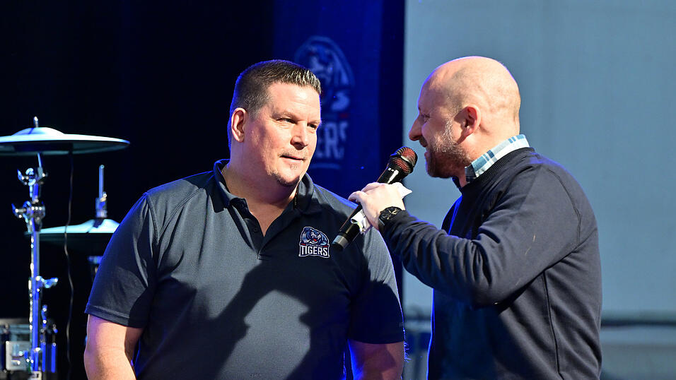 Wechselt nicht in die Schweiz oder sonst wo hin, sondern bleibt bei den Straubing Tigers: der bisherige und künftige Cheftrainer Tom Pokel (hier im Gespräch mit Moderator Tobias Welck). Wechselt nicht in die Schweiz oder sonst wo hin, sondern bleibt bei den Straubing Tigers: der bisherige und künftige Cheftrainer Tom Pokel (hier im Gespräch mit Moderator Tobias Welck).