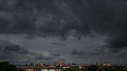 Dunkle Wolken hängen über Münchens Skyline sowie über viele andere klamme Kommunen in Bayern. Sie hoffen auf mehr Geld.