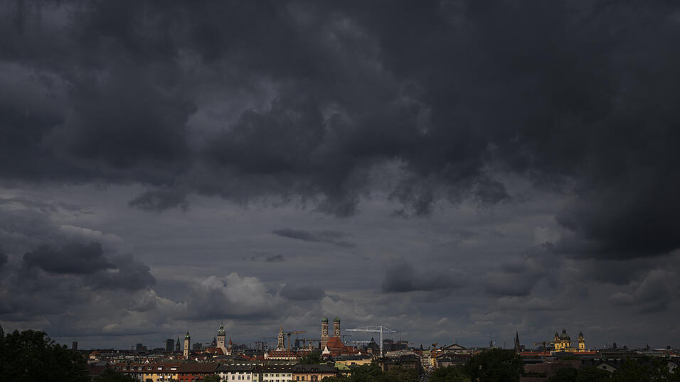 Dunkle Wolken hängen über Münchens Skyline sowie über viele andere klamme Kommunen in Bayern. Sie hoffen auf mehr Geld. Dunkle Wolken hängen über Münchens Skyline sowie über viele andere klamme Kommunen in Bayern. Sie hoffen auf mehr Geld.
