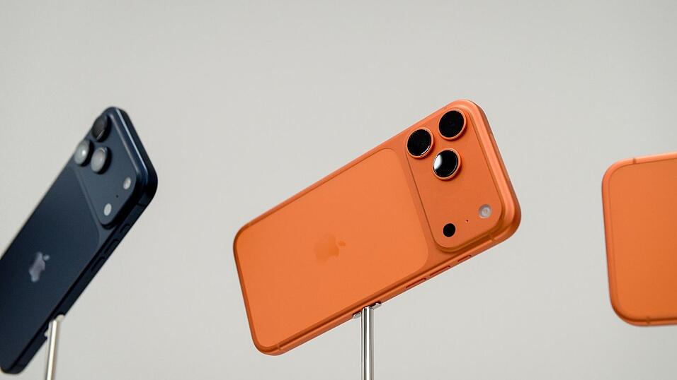 Die iPhone-17-Modellreihe hilft Apple Marktforschern zufolge, zum Smartphone-Spitzenreiter zu werden. (Archivbild)