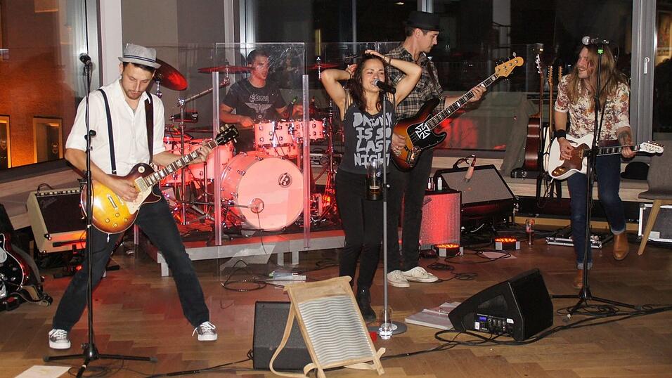 Musik überall: Bei der CHAMpions-Night war einiges geboten in der Chamer Innenstadt. Musik überall: Bei der CHAMpions-Night war einiges geboten in der Chamer Innenstadt.