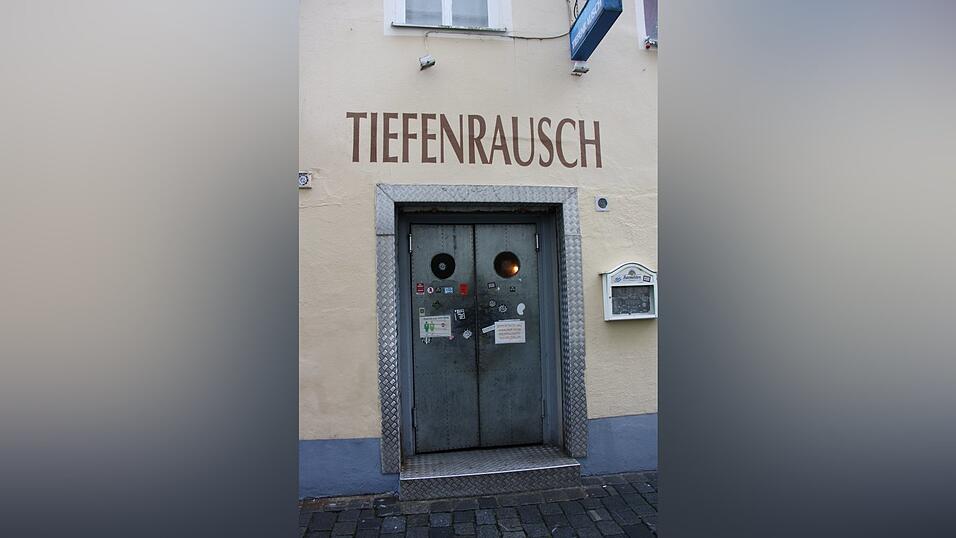 Die Eingangsschwingt&uuml;r - direkt dahinter kontrollierte Nathalie Klee 21 Jahre lang Ausweise, 'und seit Kurzem Impfausweise', sagt sie und lacht.