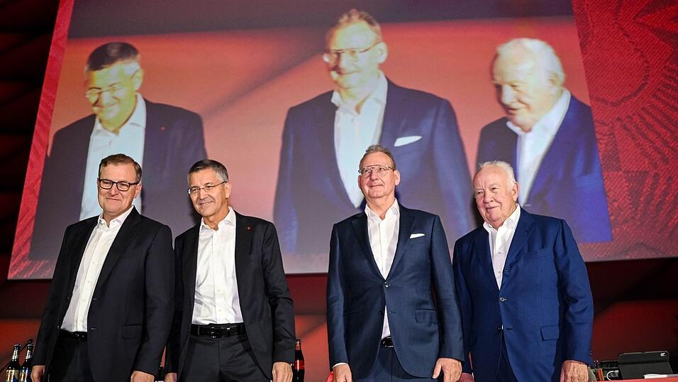 Präsident Herbert Hainer (2.v.l.) lobte die Arbeit von Trainer Vincent Kompany. Präsident Herbert Hainer (2.v.l.) lobte die Arbeit von Trainer Vincent Kompany.