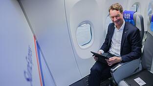 W&uuml;st brach am Morgen mit einer gro&szlig;en Delegation in einem Linienflieger von D&uuml;sseldorf nach Ankara auf.