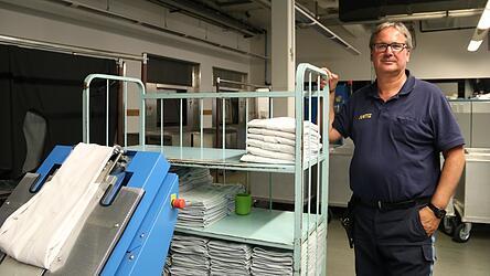Der 58-jährige Michael Kuchler leitet die Wäscherei in der JVA.