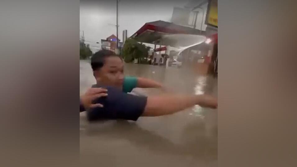 Die Menschen mussten teilweise durch brusttiefes Wasser waten.