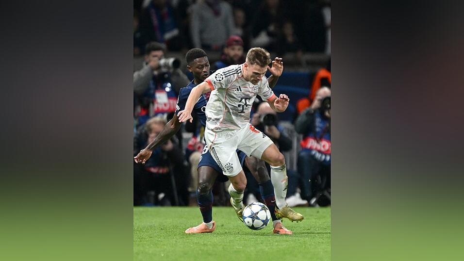 Joshua Kimmich in seinem 100. Champions-League-Spiel in Aktion gegen Nuno Mendes .