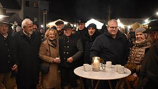 Der Landesvorsitzende des Trachtenverbandes, Günter Frey (vorne 4. von links), im Kreis seiner Stellvertreter und der Bürgermeister aus der Region. Der Landesvorsitzende des Trachtenverbandes, Günter Frey (vorne 4. von links), im Kreis seiner Stellvertreter und der Bürgermeister aus der Region.