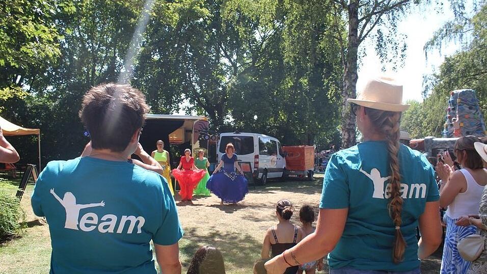 Zum einen konnte gestaunt werden bei mehreren Tanzauftritten, die zum Mitwippen f&uuml;hrten. Zum anderen konnten sich Kinder und Jugendliche selbst ausprobieren, indem Musikw&uuml;nsche an den DJ Flo weitergegeben wurden und in Eigeninitiative getanzt wurde.