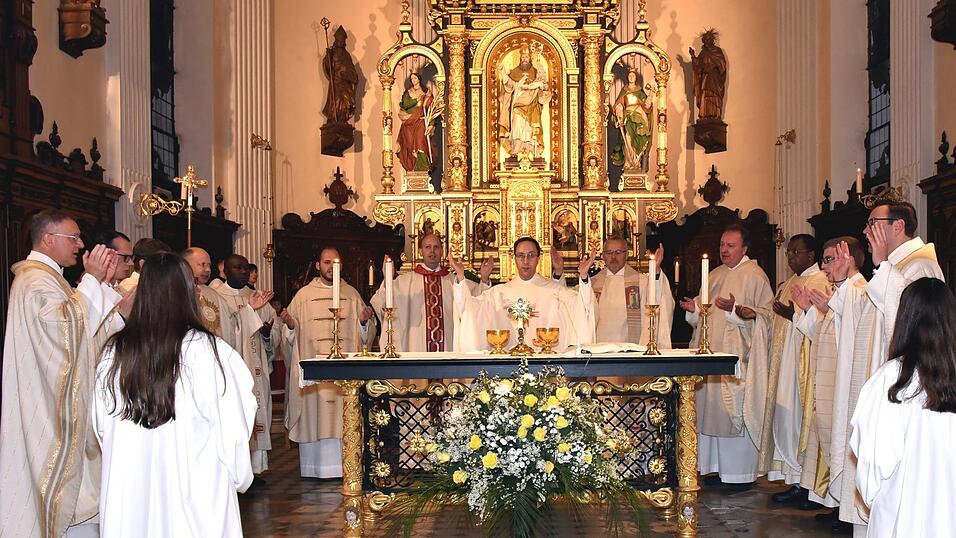 Pfarrer Johannes Spindler leitete mit 14 mitfeiernden Priestern als Hauptzelebrant die Feier des Meßopfers. Pfarrer Johannes Spindler leitete mit 14 mitfeiernden Priestern als Hauptzelebrant die Feier des Meßopfers.