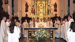 Pfarrer Johannes Spindler leitete mit 14 mitfeiernden Priestern als Hauptzelebrant die Feier des Meßopfers. Pfarrer Johannes Spindler leitete mit 14 mitfeiernden Priestern als Hauptzelebrant die Feier des Meßopfers.