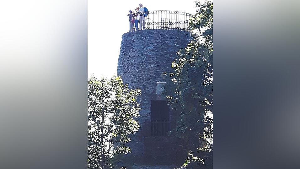 So sieht der Aussichtsturm auf dem Hirschenstein derzeit aus. Vor 100 Jahren war er zusammengebrochen. Der Bayerische Wald-Verein sammelte Spenden für den Wiederaufbau, denn es sei sicher der 'heißeste Wunsch' vieler, von dort wieder die Fernsicht genießen zu können. So sieht der Aussichtsturm auf dem Hirschenstein derzeit aus. Vor 100 Jahren war er zusammengebrochen. Der Bayerische Wald-Verein sammelte Spenden für den Wiederaufbau, denn es sei sicher der 'heißeste Wunsch' vieler, von dort wieder die Fernsicht genießen zu können.