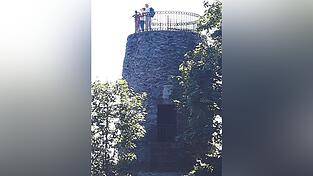 So sieht der Aussichtsturm auf dem Hirschenstein derzeit aus. Vor 100 Jahren war er zusammengebrochen. Der Bayerische Wald-Verein sammelte Spenden für den Wiederaufbau, denn es sei sicher der 'heißeste Wunsch' vieler, von dort wieder die Fernsicht genießen zu können.