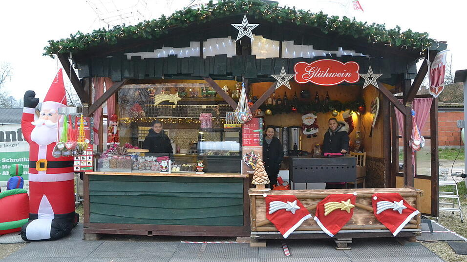 Statt wie geplant am Passauer Weihnachtsmarkt bietet die Familie Zinnecker derzeit in Aham ihre Weihnachtsschmankerl rund um Gl&uuml;hwein, hei&szlig;e Maroni und gebrannte Mandeln an.