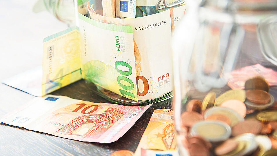 Ein Notgroschen sorgt dafür, dass nicht jede Sonderausgabe den teuren Dispokredit strapaziert oder sogar in die persönliche Finanzkrise führt. Ein Notgroschen sorgt dafür, dass nicht jede Sonderausgabe den teuren Dispokredit strapaziert oder sogar in die persönliche Finanzkrise führt.