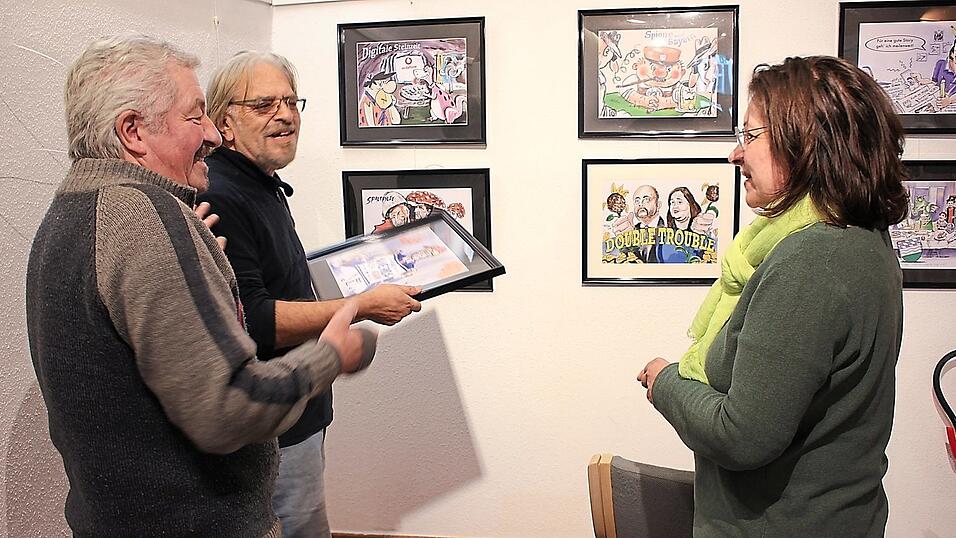 Rudolf Troppmann (Mitte) bringt mit seinen Karikaturen Humor in die Ausstellung. Rudolf Troppmann (Mitte) bringt mit seinen Karikaturen Humor in die Ausstellung.