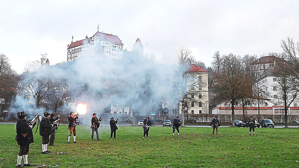 Krach machen an Weihnachten und Neujahr: Die Königlich Bayerischen Böllerschützen Landshut feuern ihre Böller an Heiligabend auf der Ringelstecherwiese ab. Am Neujahrstag wird am Schanzl geschossen. Foto: Christine Vinçon Krach machen an Weihnachten und Neujahr: Die Königlich Bayerischen Böllerschützen Landshut feuern ihre Böller an Heiligabend auf der Ringelstecherwiese ab. Am Neujahrstag wird am Schanzl geschossen. Foto: Christine Vinçon