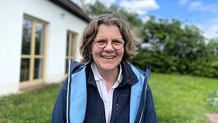Neben Christiane von Hofacker trauen ihre Kolleginnen Vikarin Julia Littmann, Diakonin Elke Seisenberger und Pfarrerin Veronika Mavridis am einprägsamen Datum 25.5.2025 Paare, die „einfach heiraten“ möchten.