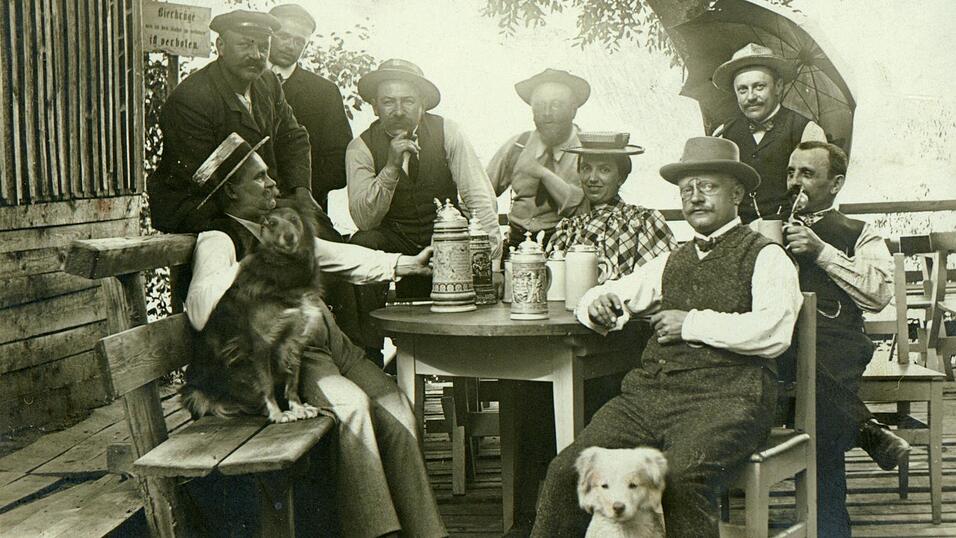 Das Biergartenverbot für Hunde wurde anscheinend manchmal nicht ganz so ernst genommen, wie hier auf dem Bild „Gesellschaft mit Hunden im Biergarten der Wundermühle auf dem Gstütt“ von 1910. Das Biergartenverbot für Hunde wurde anscheinend manchmal nicht ganz so ernst genommen, wie hier auf dem Bild „Gesellschaft mit Hunden im Biergarten der Wundermühle auf dem Gstütt“ von 1910.