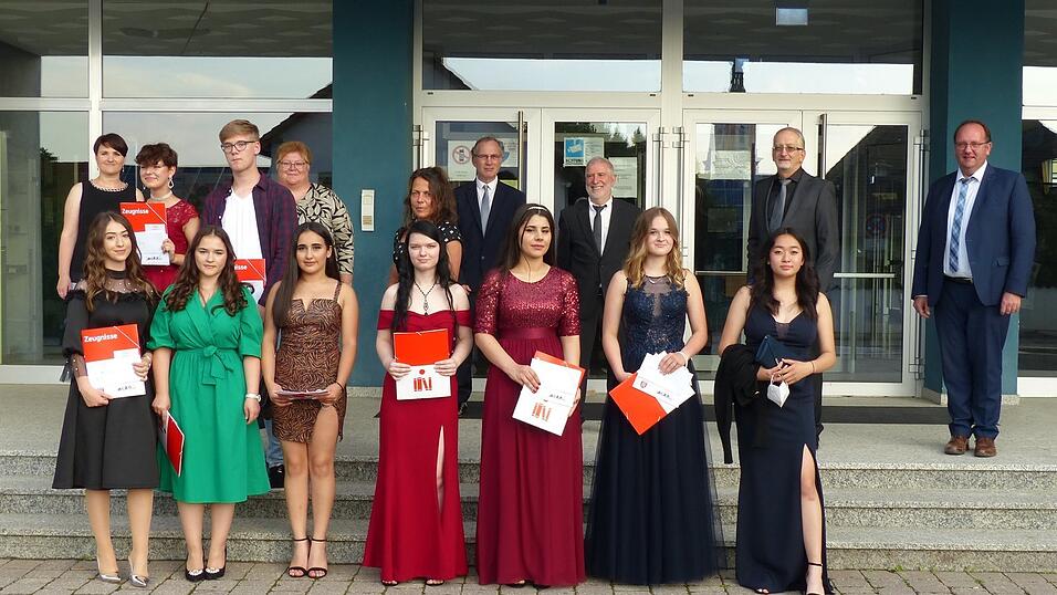 Die Jahrgangsbesten wurden mit Ehrengeschenken der Stadt belohnt und von B&uuml;rgermeister Herbert Lichtinger (rechts) sowie den Klassenlehrern Studienrat J&uuml;rgen Schramm (hintere Reihe, Dritter von links), Lehrerin Katrin Winter (hintere Reihe, links), Rektor Richard Binni (hintere Reihe, Zweiter von links), Konrektor Gottfried Bachmaier (hintere Reihe, Vierter von links) sowie von den beiden Elternbeiratsvorsitzenden Alexandra Heitmann (Vierte von links) und Sabine Meier (F&uuml;nfte von links) begl&uuml;ckw&uuml;nscht.