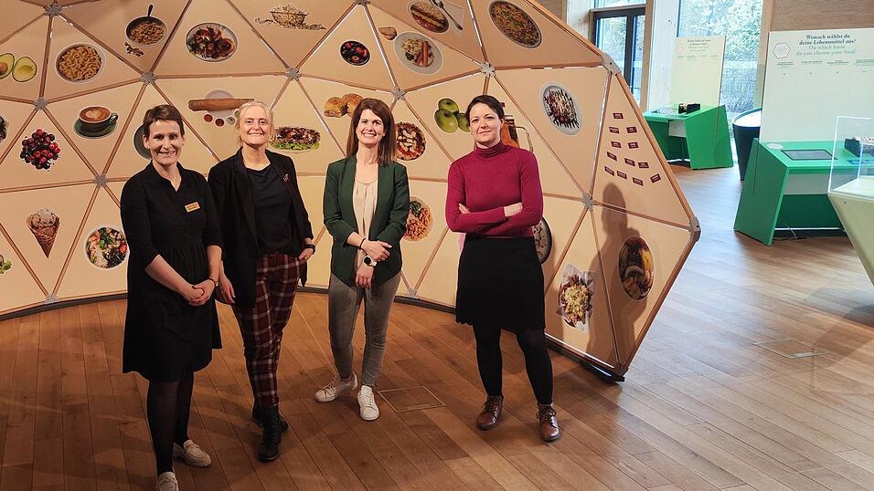 Claudia Halbritter (Nawareum), Marion Grether, Jana Grasser (beide Deutsches Museum N&uuml;rnberg) und Dr. Vanessa Roden (Direktorin Nawareum) am Eingang der Ausstellung - im Hintergrund ein Teil davon.