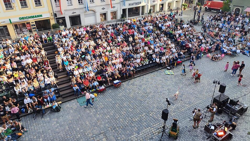 Am 6. August findet wieder das Volksfestvorfreudentribünenfest auf dem Ludwigsplatz sttt. Am 6. August findet wieder das Volksfestvorfreudentribünenfest auf dem Ludwigsplatz sttt.