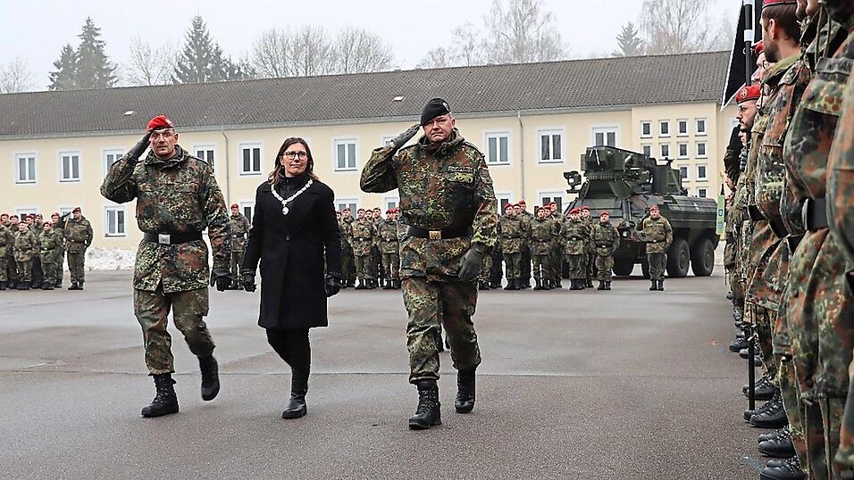 Oberstleutnant Ingolf Seifert, B&uuml;rgermeisterin Andrea Probst und Divisionskommandeur Generalmajor Ruprecht von Butler (v. l.) w&auml;hrend des Abschreitens der Front des Bataillons