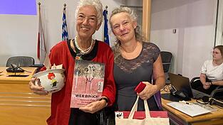 Pumuckl-Schöpferin Barbara von Johnson (links) kam mit stilgerechtem Nachttopf und Begleiterin Leonora Deischl
