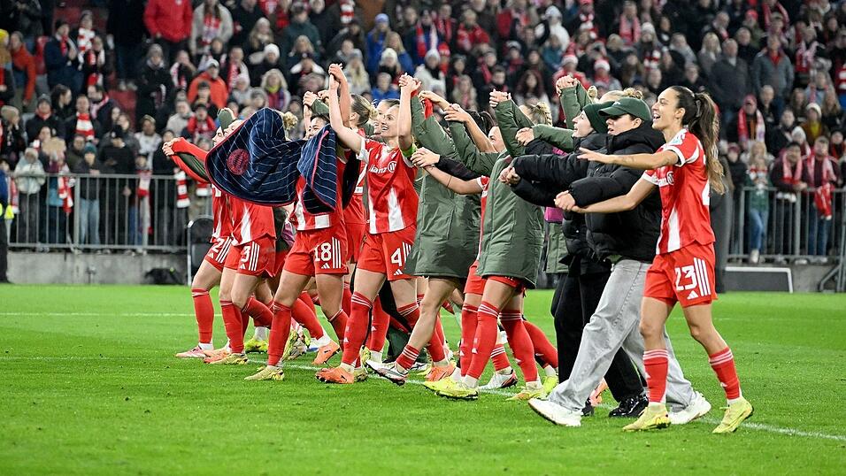 Die Bayern-Fußballerinnen werden vor der Fankurve gefeiert.