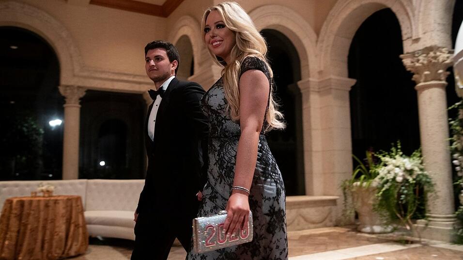 Tiffany Trump, Tochter des US-Präsidenten Trump, trifft in Begleitung ihres Freundes Michael Boulos zur Silvesterparty auf dem Anwesen des Präsidenten, Mar-a-Lago, in Palm Beach, ein. Trumps jüngste Tochter Tiffany hat sich mit ihrem Freund Michael Boulos verlobt.