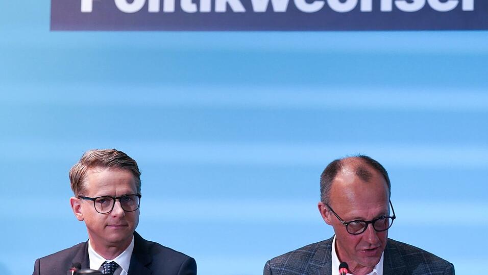 Die CDU will auf ihrem Wahlparteitag am Montag in Berlin ein Sofortprogramm beschließen, in dem sie den Bürgerinnen und Bürgern aus ihrer Sicht wichtige Punkte für den versprochenen Politikwechsel verspricht. Damit wollen die Christdemokraten in der Schlussphase des Wahlkampfs punkten. Die CDU will auf ihrem Wahlparteitag am Montag in Berlin ein Sofortprogramm beschließen, in dem sie den Bürgerinnen und Bürgern aus ihrer Sicht wichtige Punkte für den versprochenen Politikwechsel verspricht. Damit wollen die Christdemokraten in der Schlussphase des Wahlkampfs punkten.