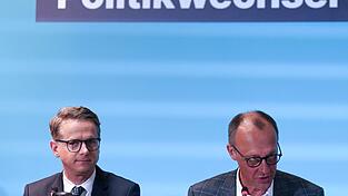 Die CDU will auf ihrem Wahlparteitag am Montag in Berlin ein Sofortprogramm beschließen, in dem sie den Bürgerinnen und Bürgern aus ihrer Sicht wichtige Punkte für den versprochenen Politikwechsel verspricht. Damit wollen die Christdemokraten in der Schlussphase des Wahlkampfs punkten.