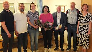 Das Organisationsteam mit Hans-Georg Nebauer, Bernhard Kellner (v. l.) und Claudia Graßl (r.) bedankte sich bei Michaela Gleißner, Mia und Xaver Hagn sowie Anton Kirschner für deren Einsatz.