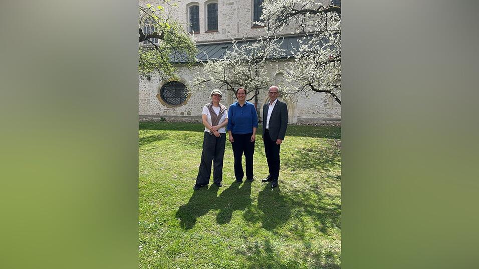 Julia Schruff vom Teatro Blanco, Julia K&ouml;ppel von den Kulturoptimisten und Stadtdekan Roman Gerl (von links) freuen sich auf eine Woche Kultur in besonderer Kulisse.