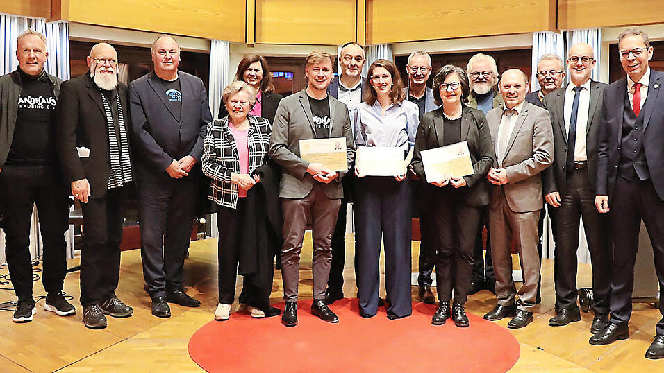 Paten, Rotarier (2.v.r. Rotary Pr&auml;sident Gregor Carl) und Ehreng&auml;ste mit den Preistr&auml;gern (mit Urkunden v.l.) Florian Schwarzfischer (Bandhaus), Nina Schwarzenberger (Stadtkapelle) und Hannelore Christ (Schule der Phantasie), Festrednerin Ilse Aigner (5.v.l.) und Renate Hinsken (4.v.l.) .