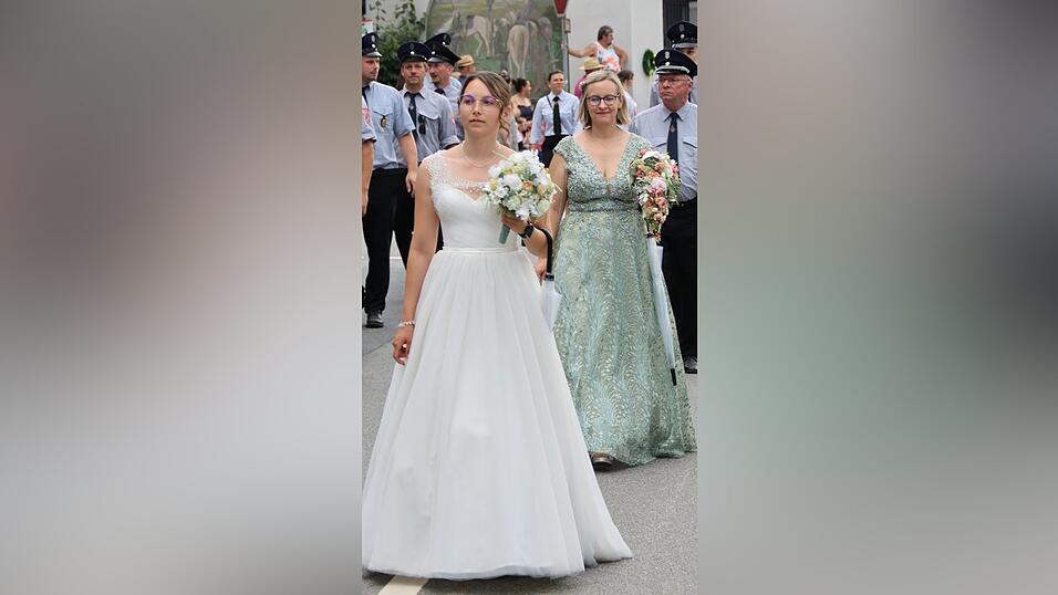 Festbraut Franziska Fritsch und Festmutter Marie-Luise Skinner begleiten die Wetterfelder Wehr.